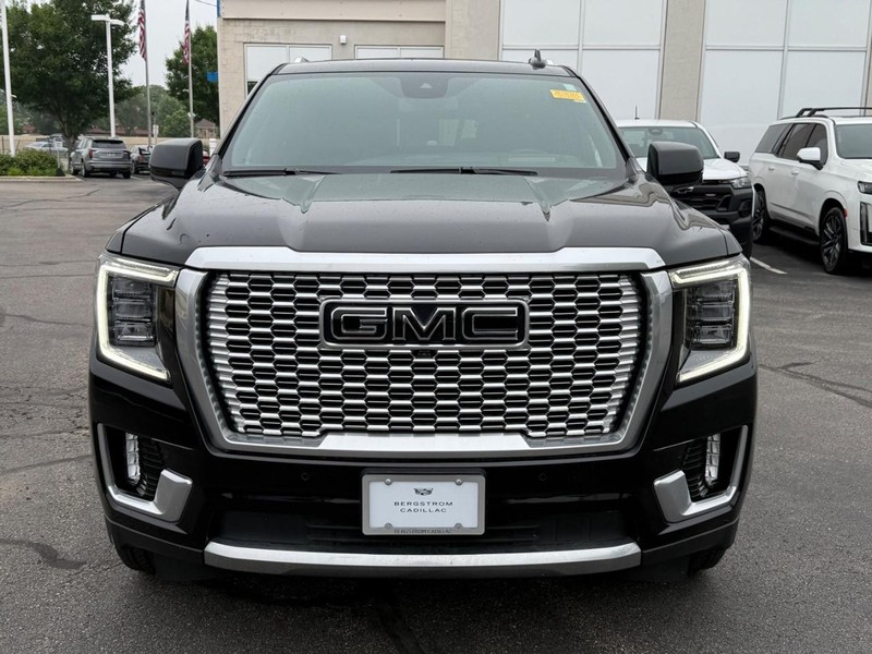 GMC Yukon XL Vehicle Image 09