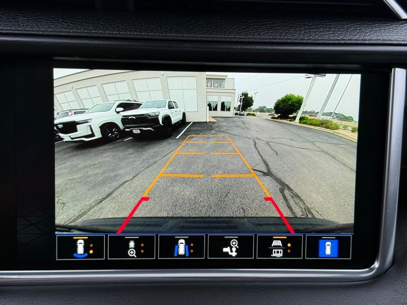 GMC Yukon XL Vehicle Image 22