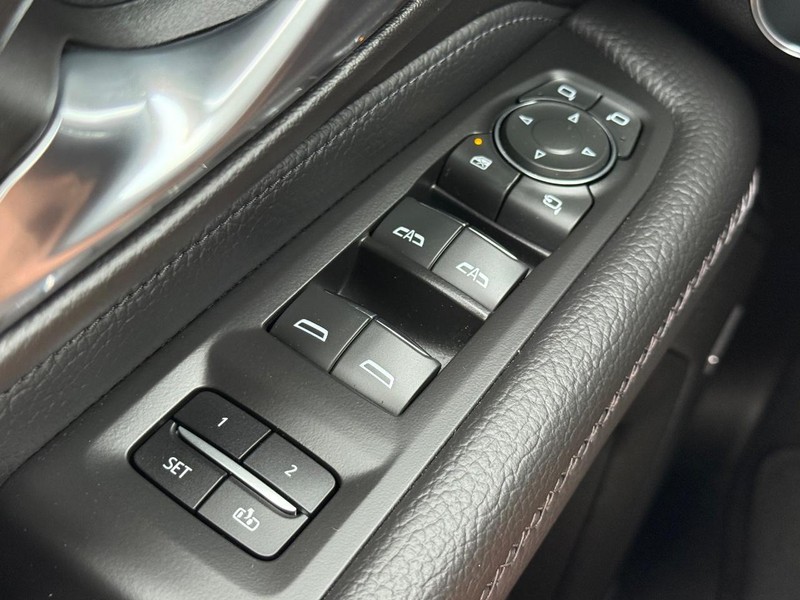 GMC Yukon XL Vehicle Image 24