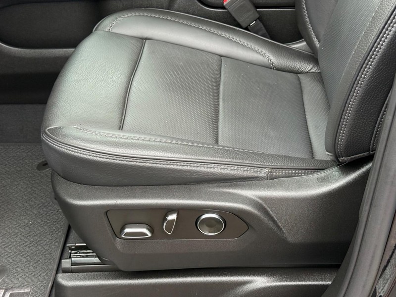 GMC Yukon XL Vehicle Image 25