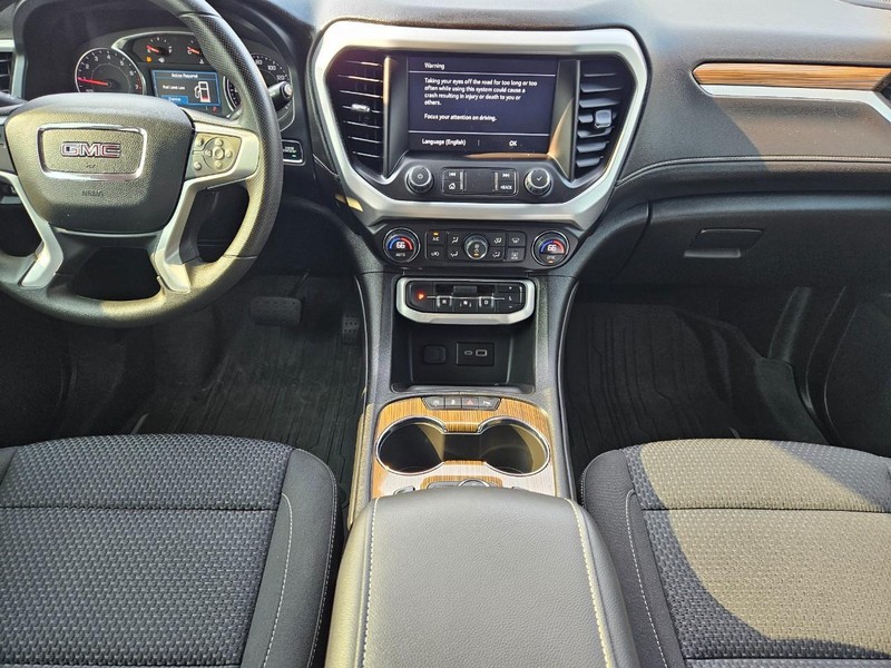 GMC Acadia Vehicle Image 12