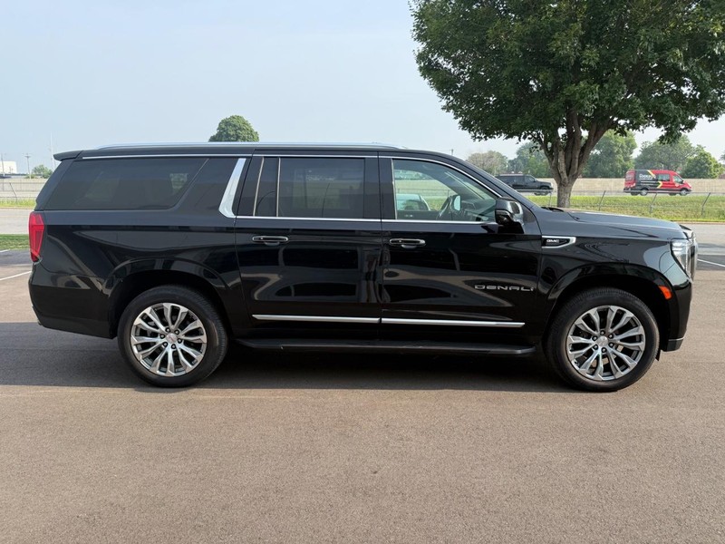 GMC Yukon XL Vehicle Image 02