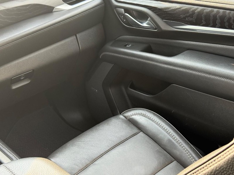 GMC Yukon XL Vehicle Image 16
