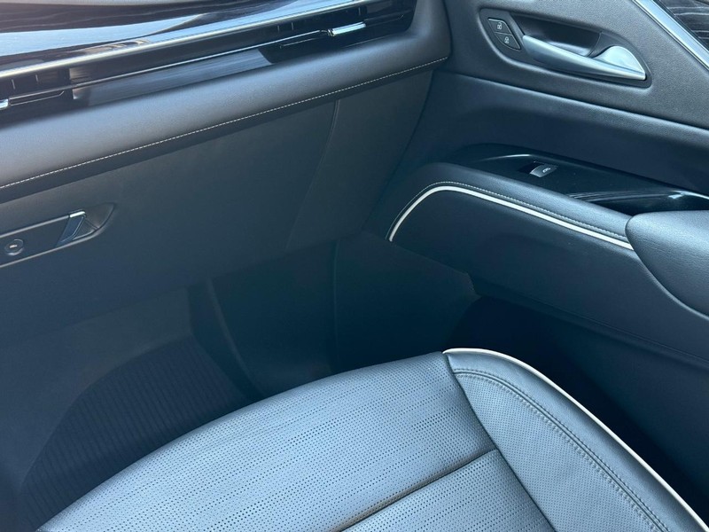 Cadillac Escalade Vehicle Image 17
