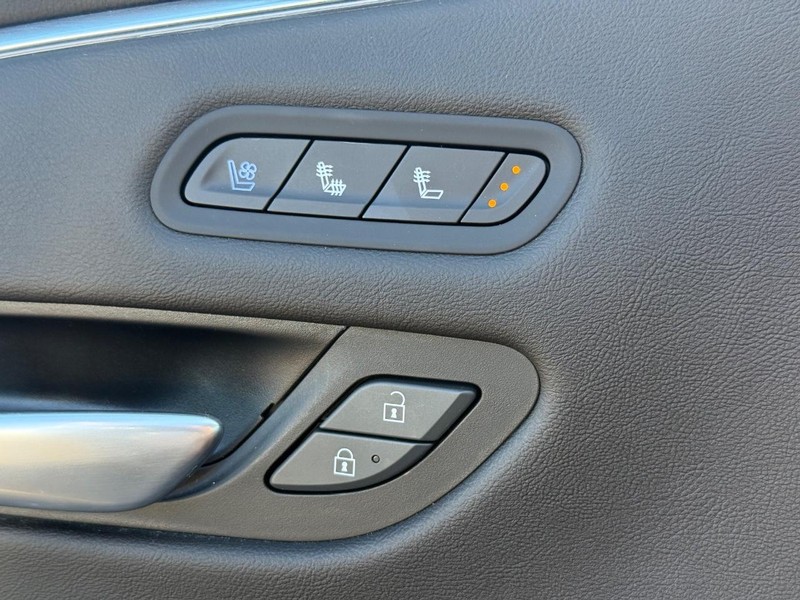 Cadillac Escalade Vehicle Image 18