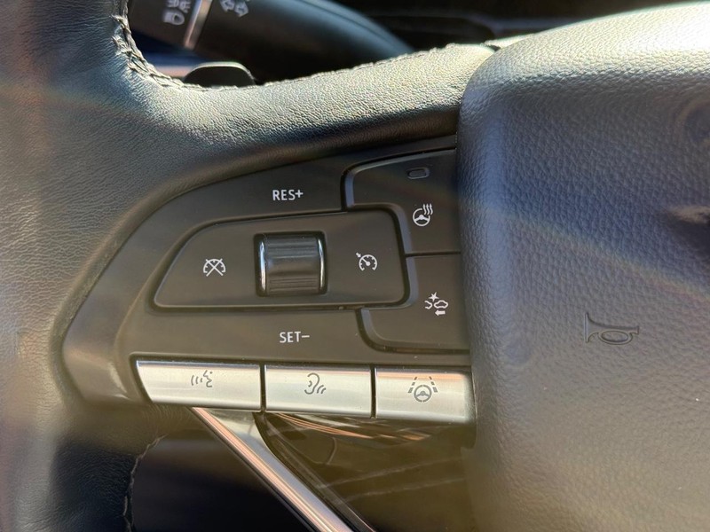 Cadillac Escalade Vehicle Image 19