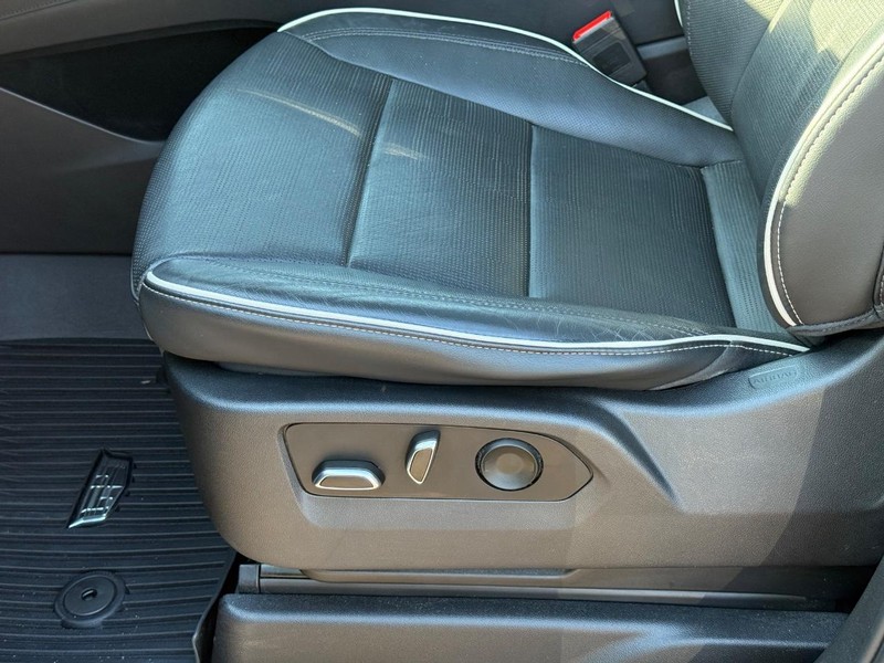 Cadillac Escalade Vehicle Image 24