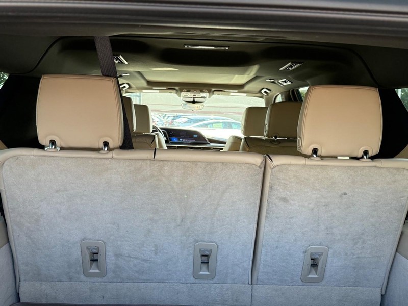 Cadillac Escalade ESV Vehicle Image 05