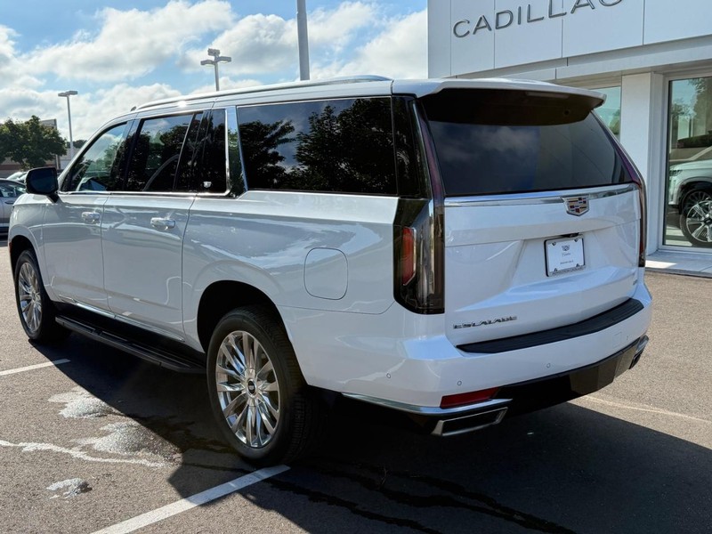 Cadillac Escalade ESV Vehicle Image 06