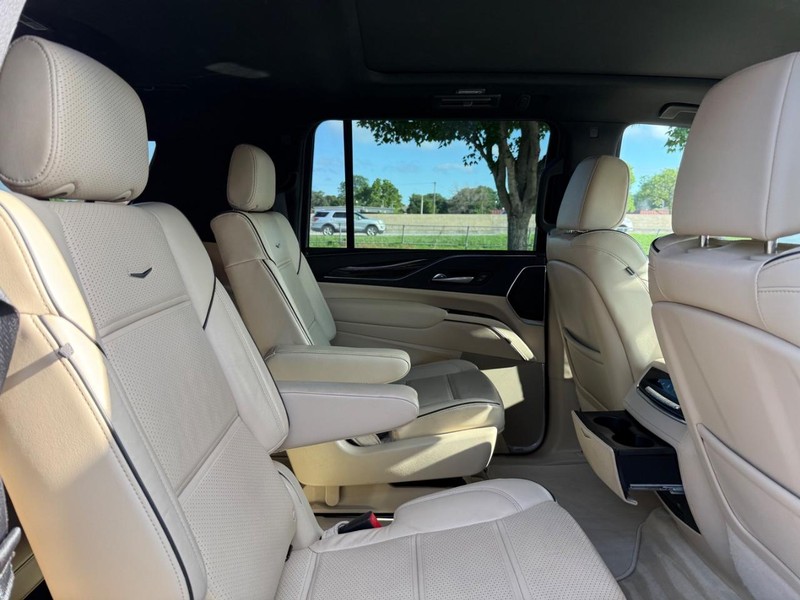 Cadillac Escalade ESV Vehicle Image 10