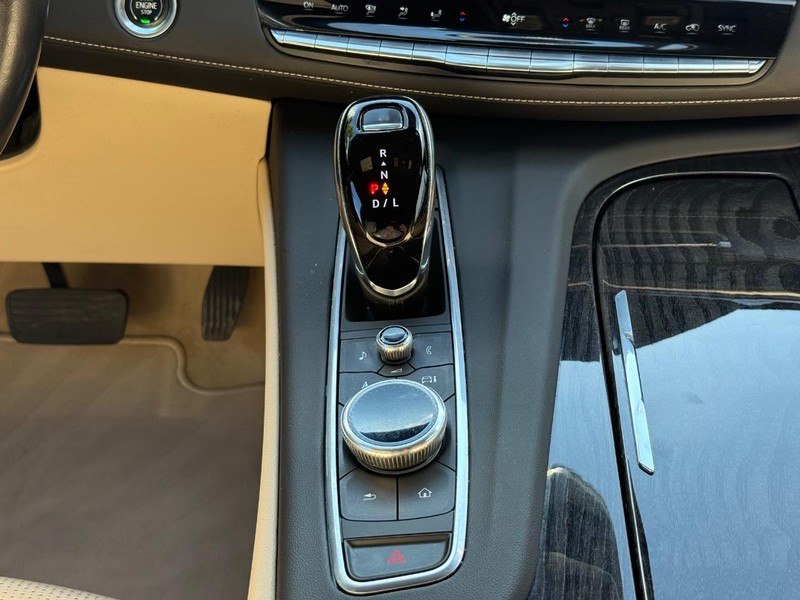 Cadillac Escalade ESV Vehicle Image 14
