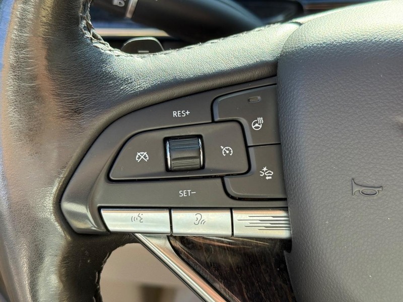 Cadillac Escalade ESV Vehicle Image 19