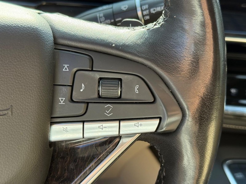 Cadillac Escalade ESV Vehicle Image 20