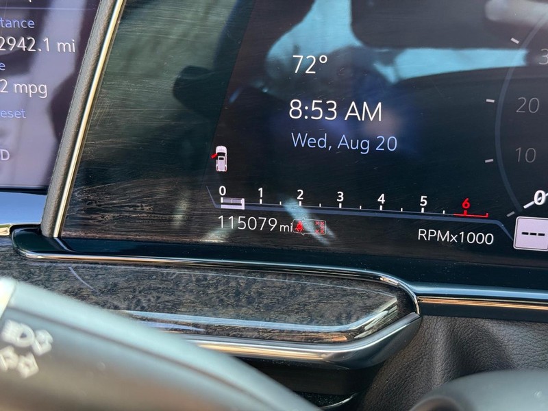 Cadillac Escalade ESV Vehicle Image 21