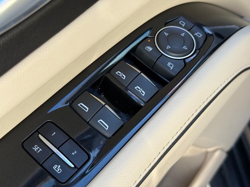 Cadillac Escalade ESV Vehicle Image 23