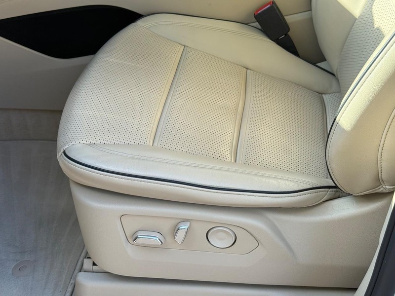 Cadillac Escalade ESV Vehicle Image 24