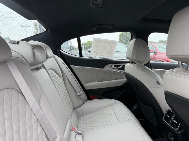 Genesis G70 Vehicle Image 09
