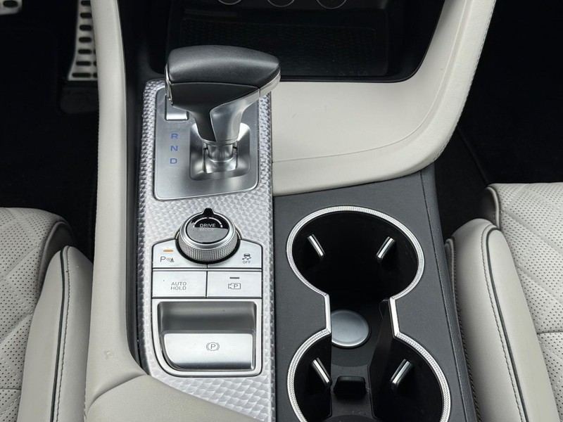 Genesis G70 Vehicle Image 12
