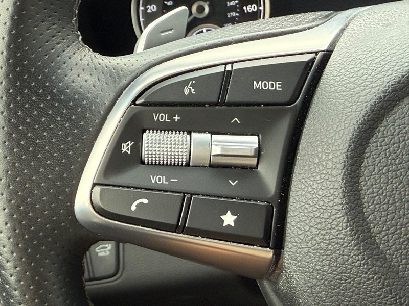 Genesis G70 Vehicle Image 15