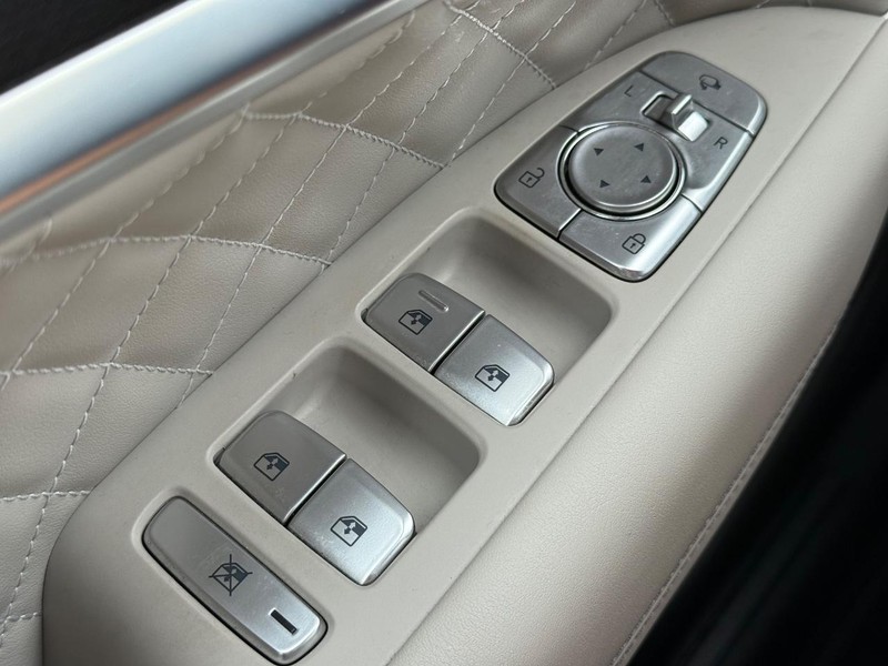 Genesis G70 Vehicle Image 20
