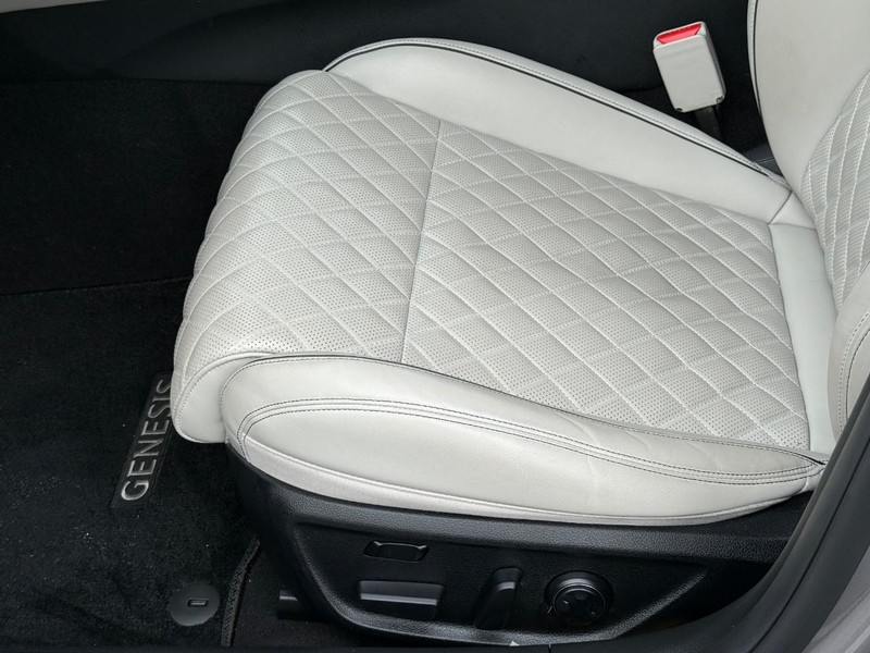 Genesis G70 Vehicle Image 21