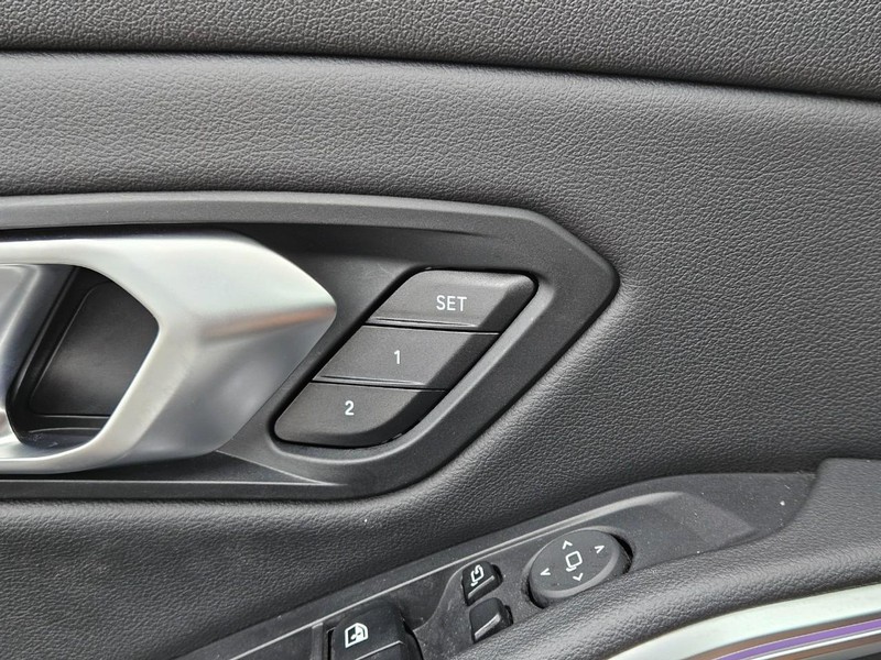 BMW 3 Series Vehicle Image 16