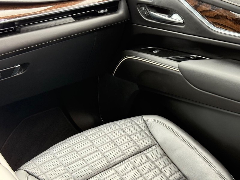 Cadillac Escalade Vehicle Image 17