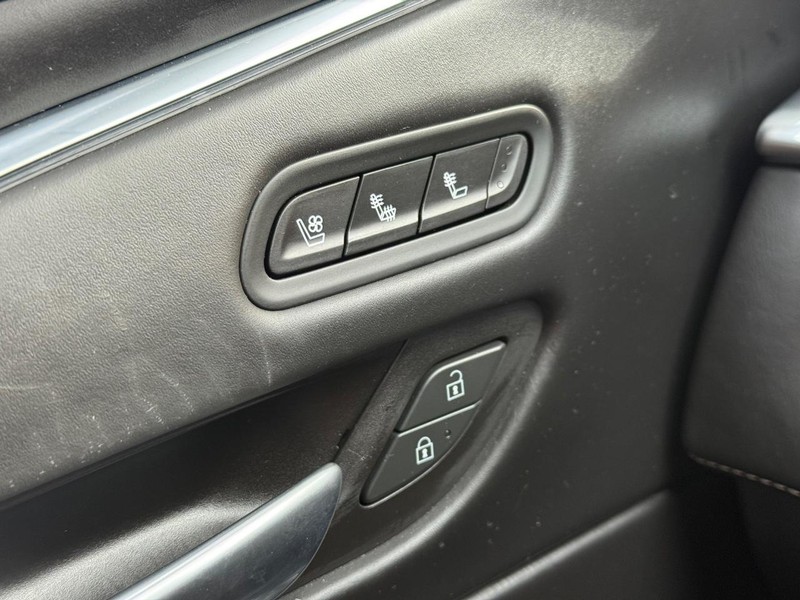 Cadillac Escalade Vehicle Image 22