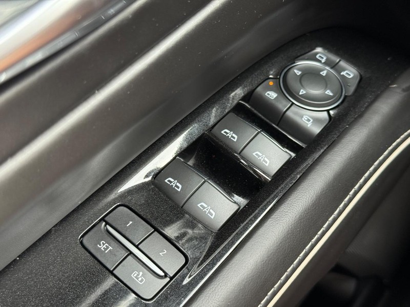 Cadillac Escalade Vehicle Image 23