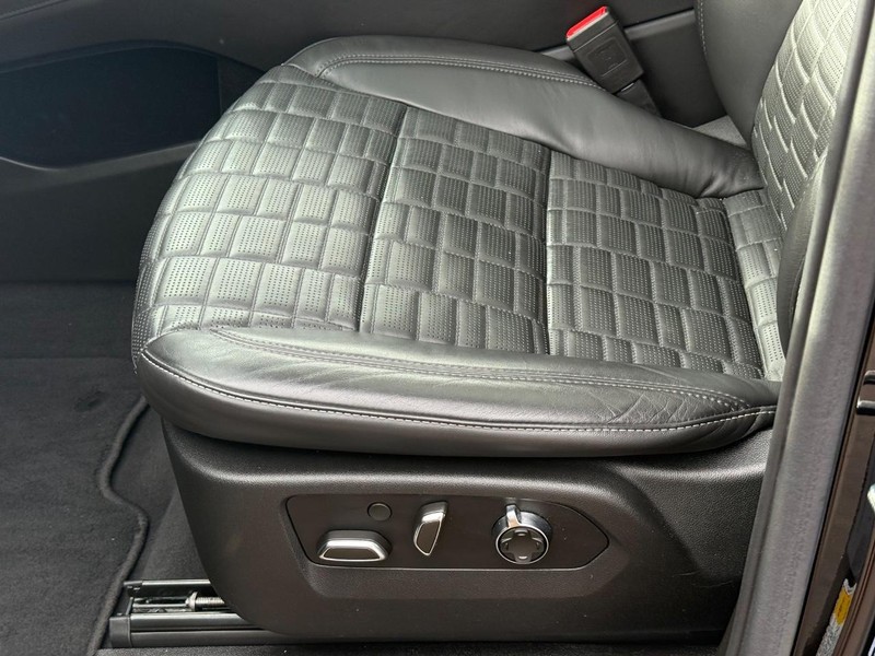 Cadillac Escalade Vehicle Image 24