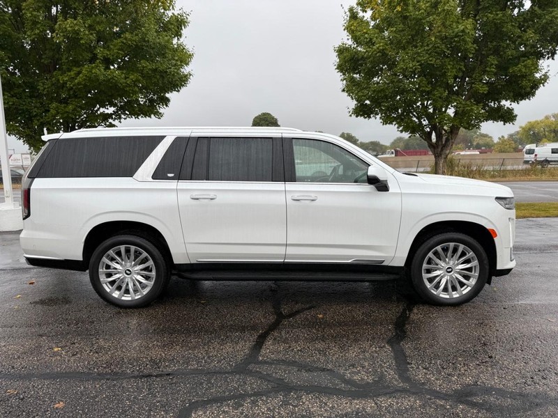 Cadillac Escalade ESV Vehicle Image 02