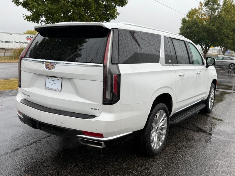Cadillac Escalade ESV Vehicle Image 03