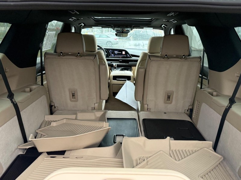 Cadillac Escalade ESV Vehicle Image 05