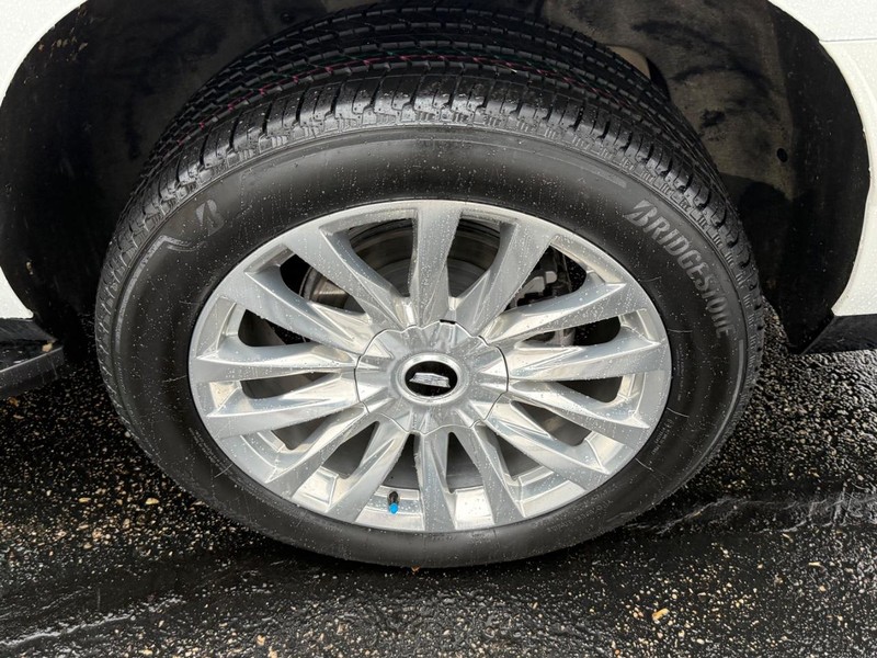 Cadillac Escalade ESV Vehicle Image 07