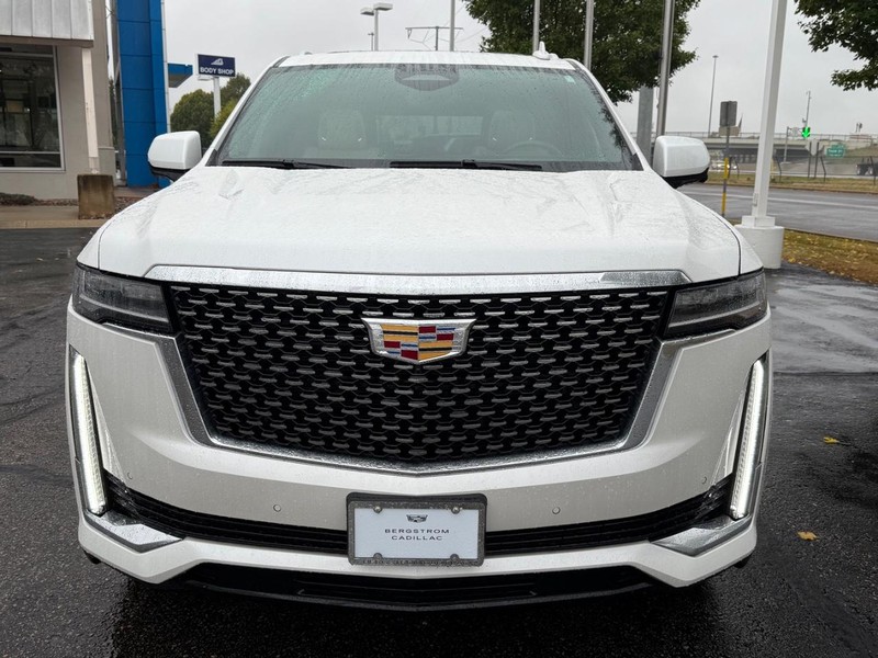 Cadillac Escalade ESV Vehicle Image 09