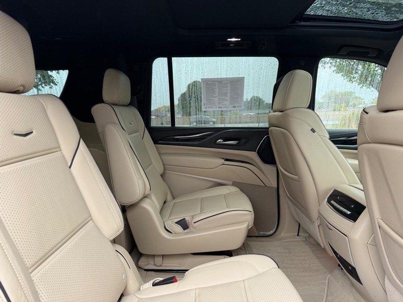 Cadillac Escalade ESV Vehicle Image 10