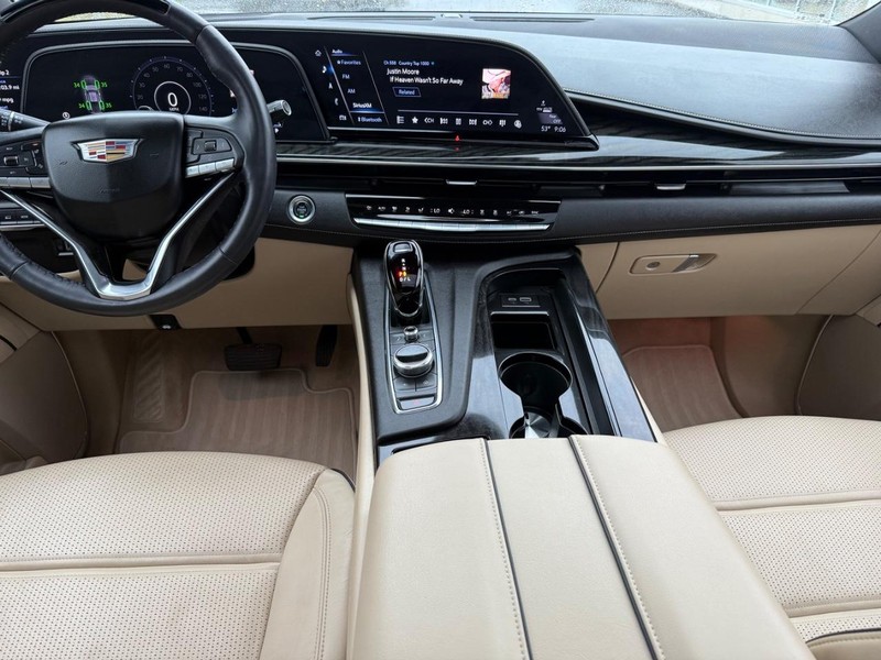 Cadillac Escalade ESV Vehicle Image 11