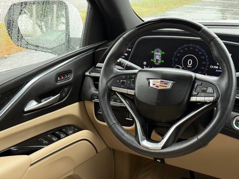 Cadillac Escalade ESV Vehicle Image 14