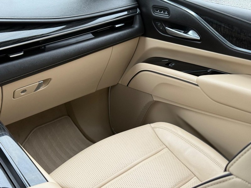 Cadillac Escalade ESV Vehicle Image 15