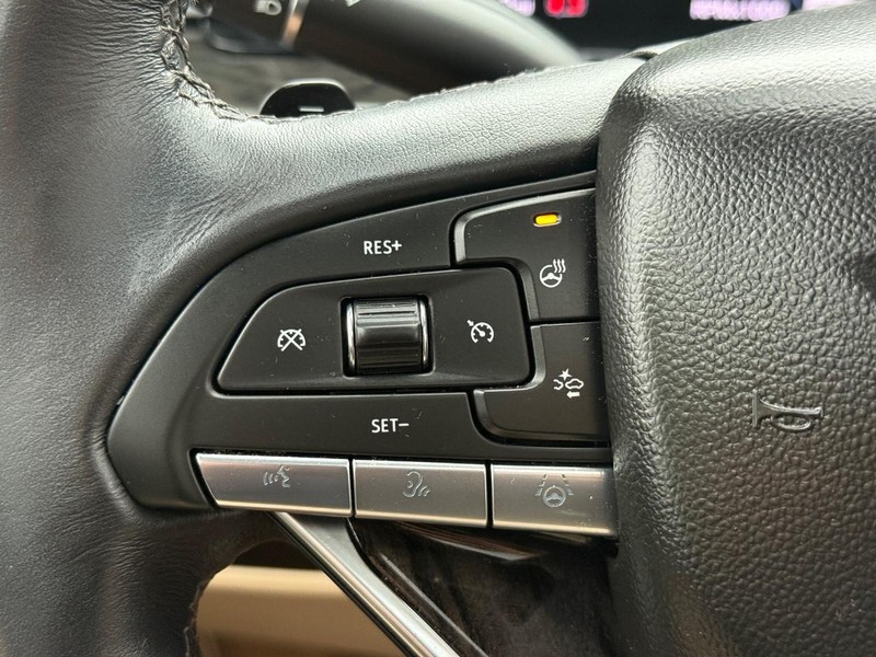 Cadillac Escalade ESV Vehicle Image 17