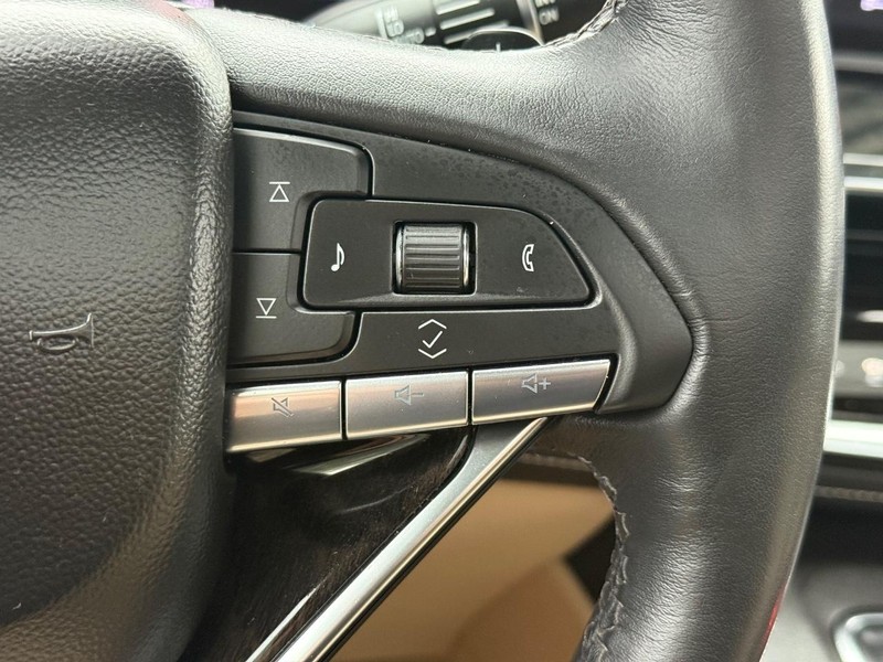 Cadillac Escalade ESV Vehicle Image 18