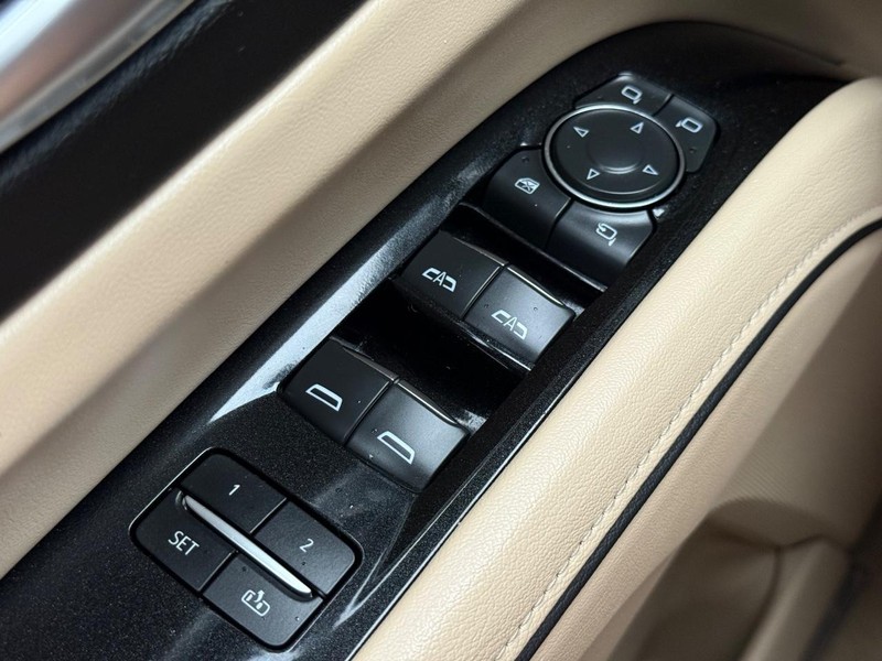 Cadillac Escalade ESV Vehicle Image 21