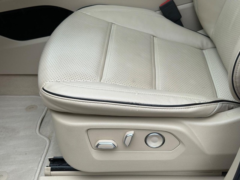 Cadillac Escalade ESV Vehicle Image 22