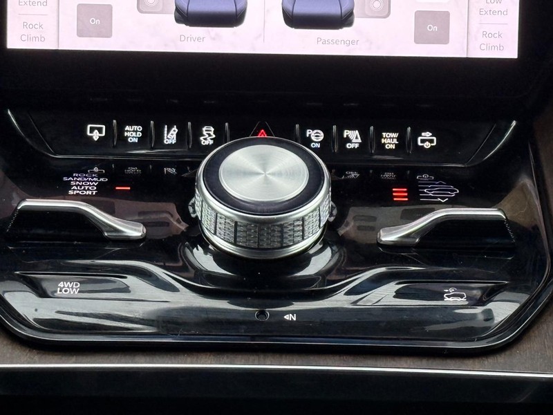 Jeep Grand Wagoneer Vehicle Image 14