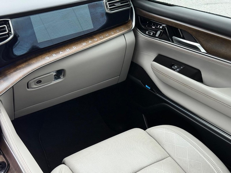 Jeep Grand Wagoneer Vehicle Image 16