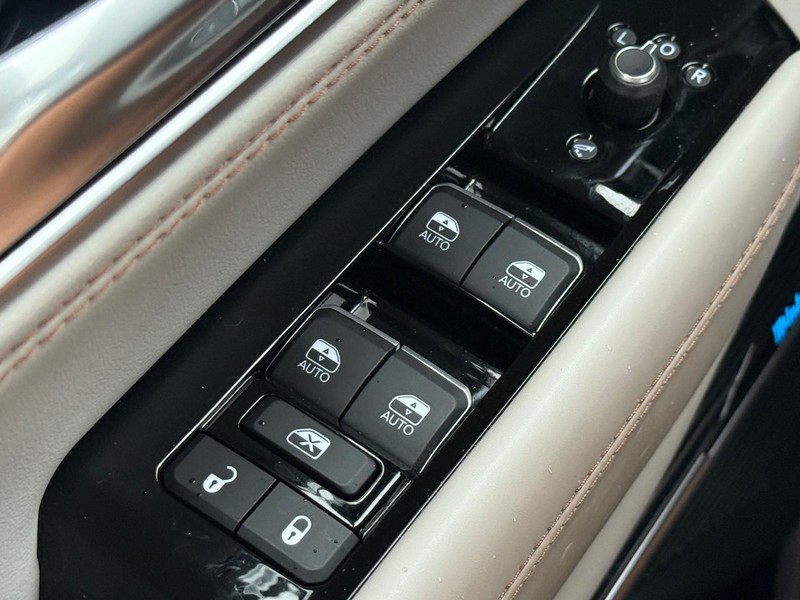 Jeep Grand Wagoneer Vehicle Image 23