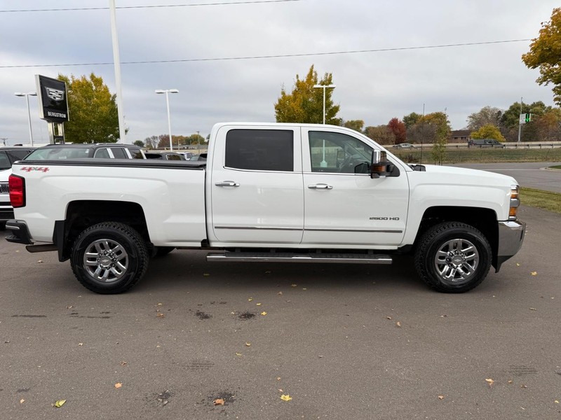 Chevrolet Silverado 2500HD Vehicle Image 02