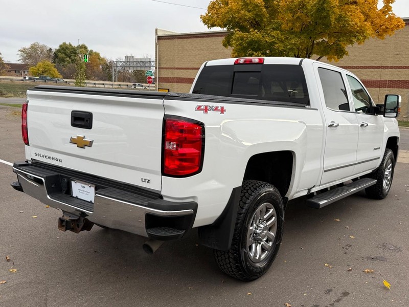 Chevrolet Silverado 2500HD Vehicle Image 03