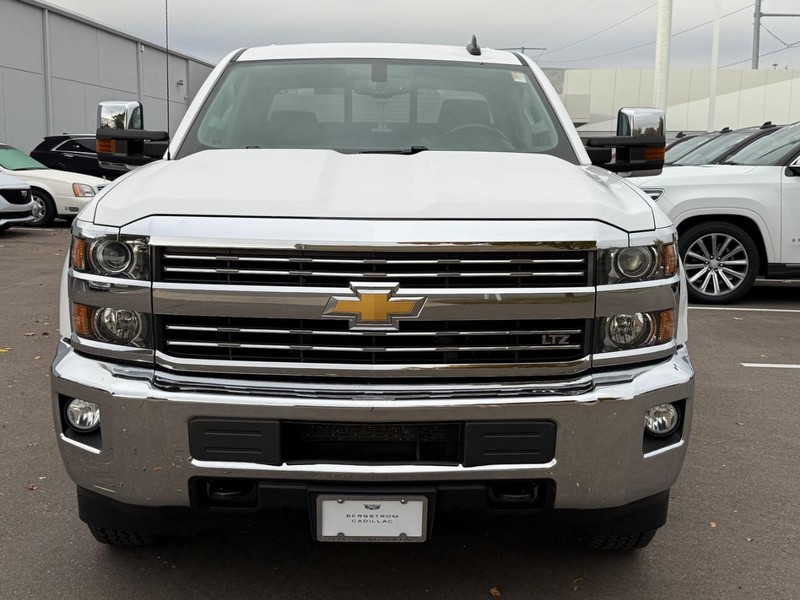 Chevrolet Silverado 2500HD Vehicle Image 09