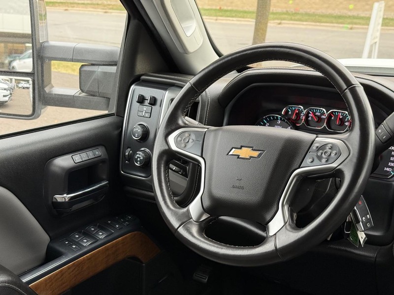 Chevrolet Silverado 2500HD Vehicle Image 13